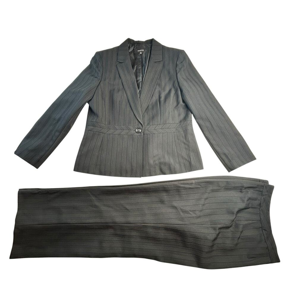 Jones Wear Women’s 2-piece Pant Suit, Black W/ Gold Stripe , Size 16 EUC